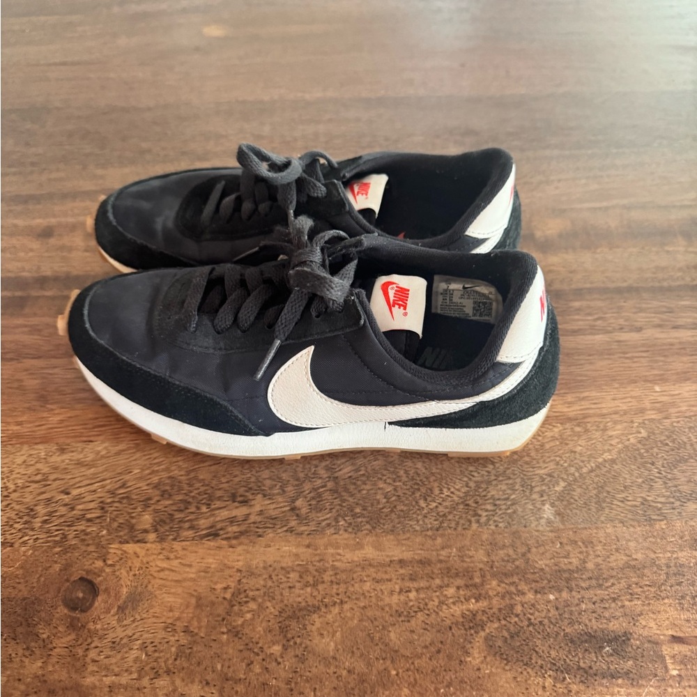 Nike Black and White Waffle Women’s sneaker